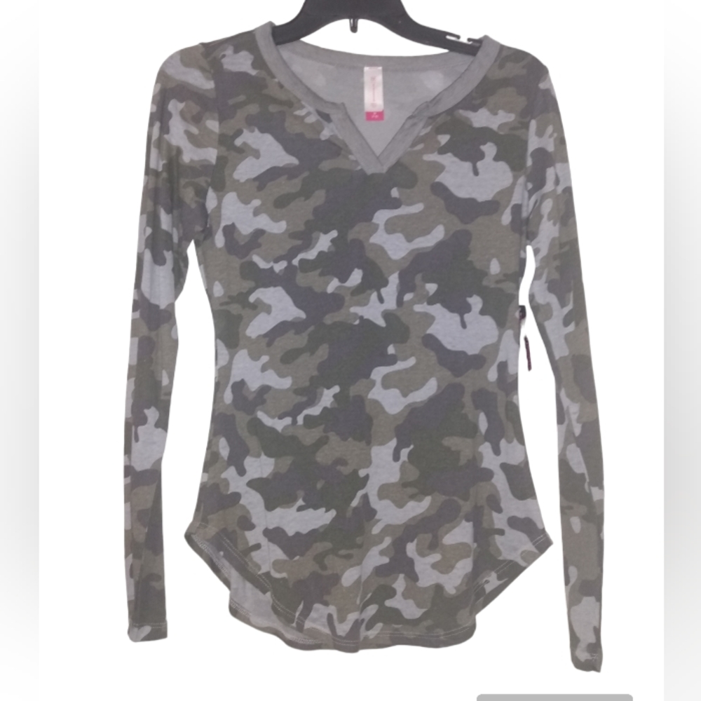 No Boundaries Juniors Camo Shirt